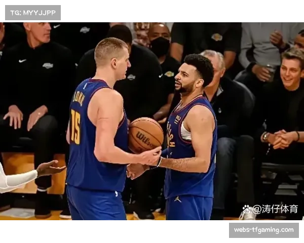 掘金约基奇高位手递手配合，穆雷绕出接球面对换防后仰得手